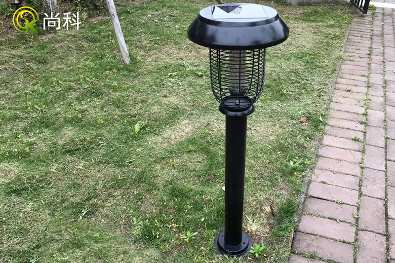 公園太陽(yáng)能戶外滅蚊燈圖片，矗立健身步道兩側(cè)